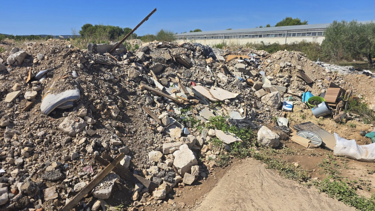 Nekada važna festivalska lokacija, danas divlji deponij: Što se to događa u ex vojarni Bribirskih knezova?