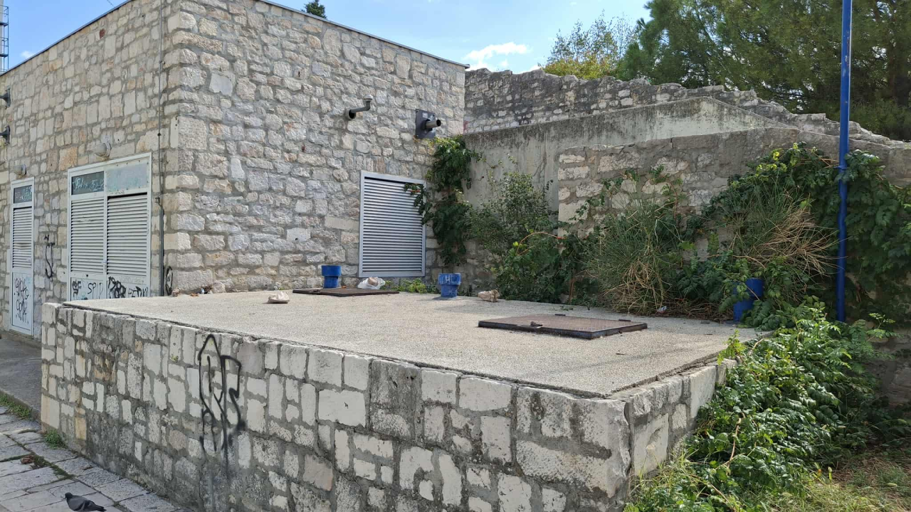 Ispred OŠ Fausta Vrančića nakon marende... ostaci.