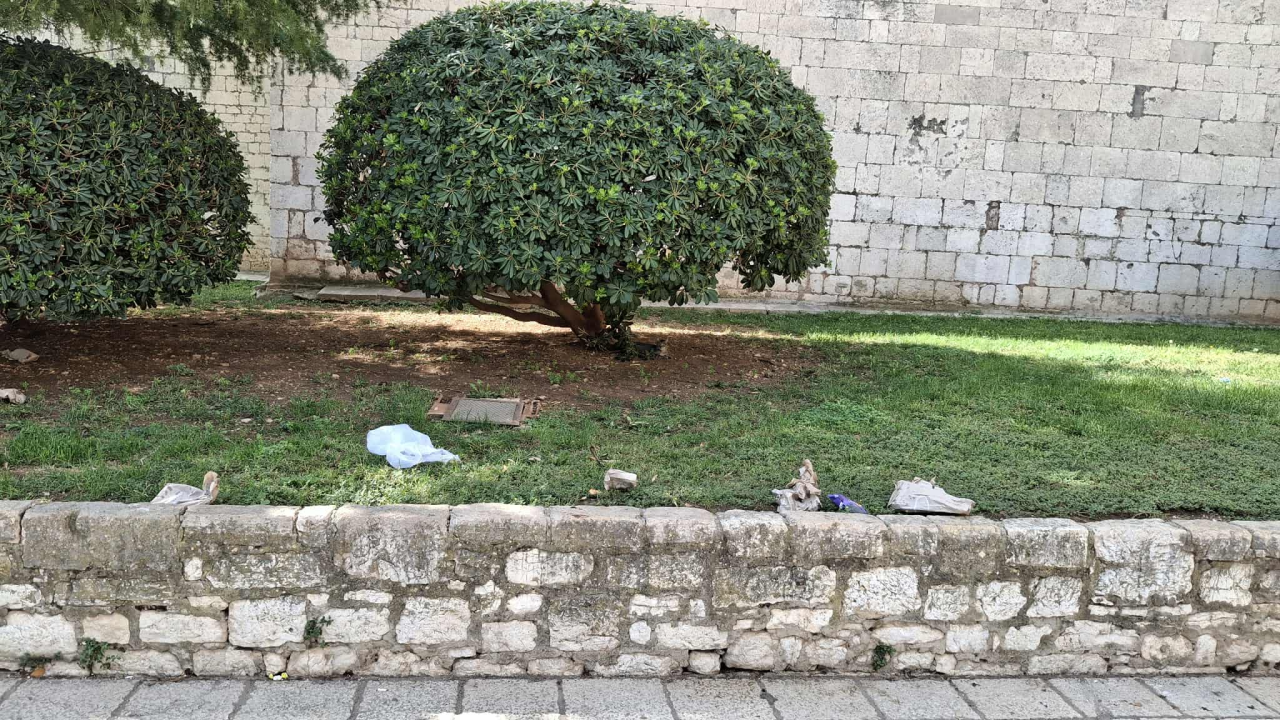 Ispred OŠ Fausta Vrančića nakon marende... ostaci.