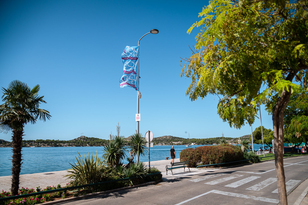 FOTO Hod za život prošao Šibenikom prije desetak dana, ali se njegove zastave i dalje vijore na rivi