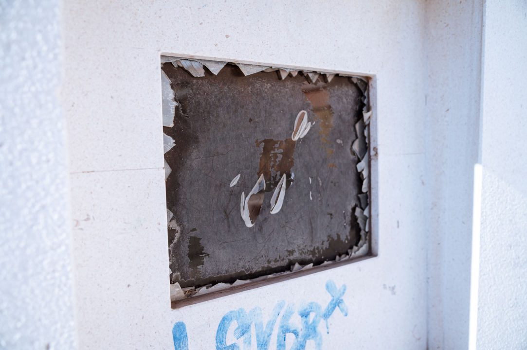 'Toranj' ispred Gradske uprave umjesto pružanja informacija vodi u svijet poroka