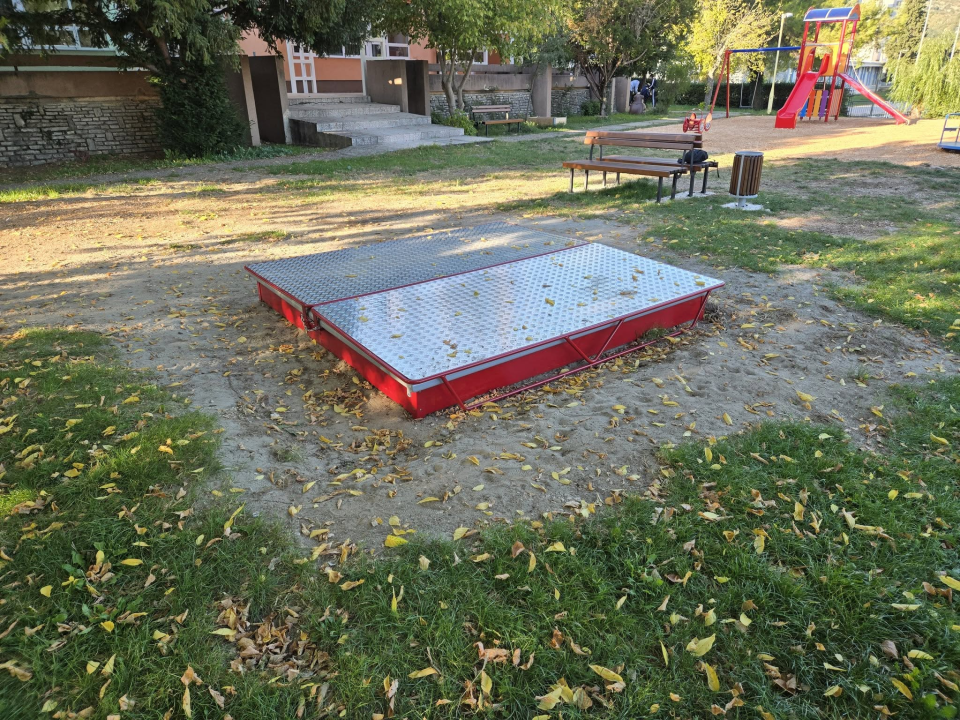 FOTO Drniški mališani sada mogu guštati u novouređenom igralištu