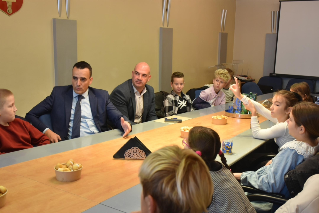 Četvrtaši iz OŠ Jurja Šižgorića kod župana učili o radu javnih institucija