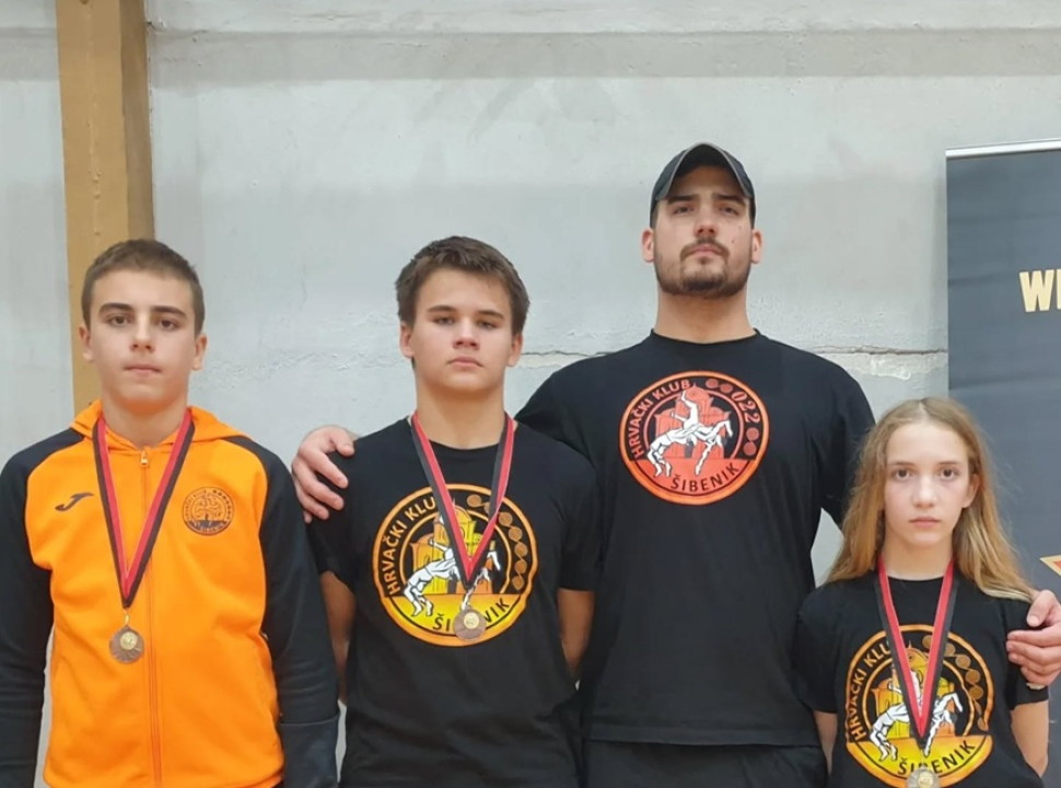 FOTO Hrvačima Šibenika dvije medalje s Prvenstva Hrvatske te tri s tuzlanskog turnira