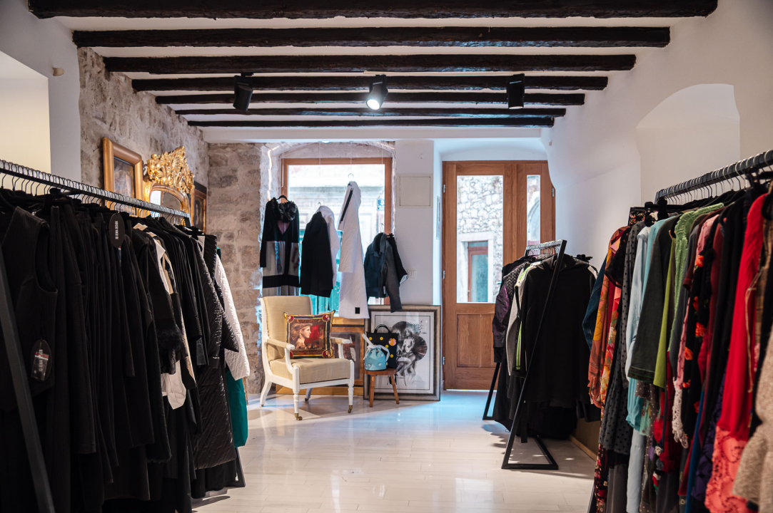 FOTO Modni raj u Šibeniku: Otkrijte ekskluzivne kolekcije hrvatskih dizajnera u Galeriji Juraj Dalmatinac!