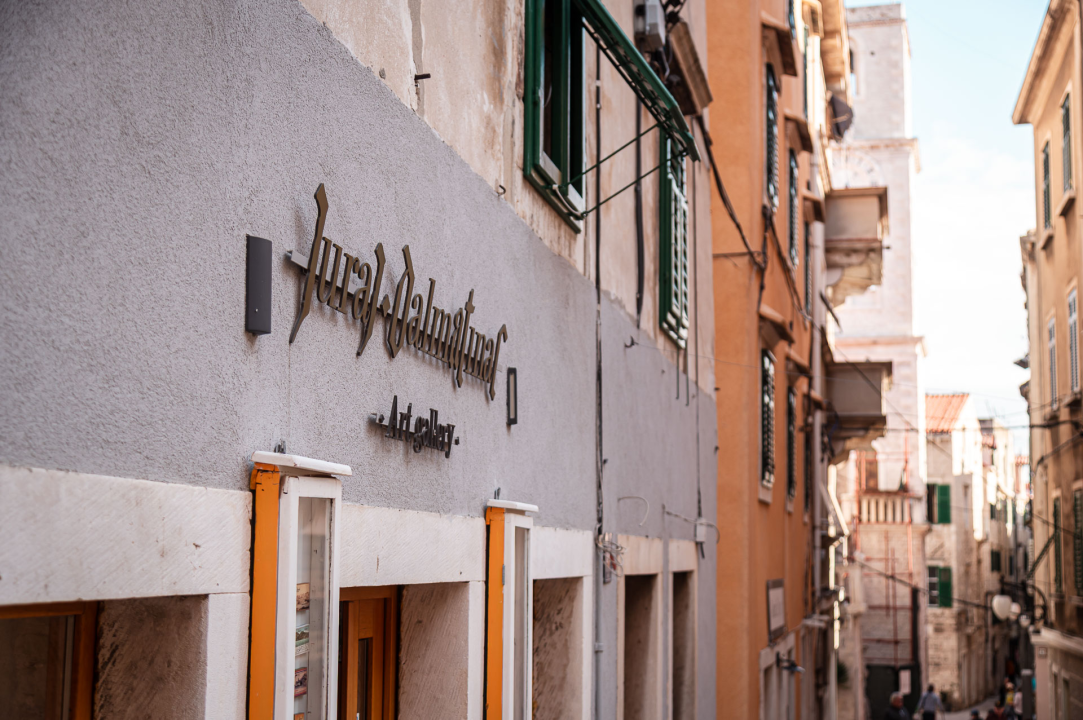 FOTO Modni raj u Šibeniku: Otkrijte ekskluzivne kolekcije hrvatskih dizajnera u Galeriji Juraj Dalmatinac!