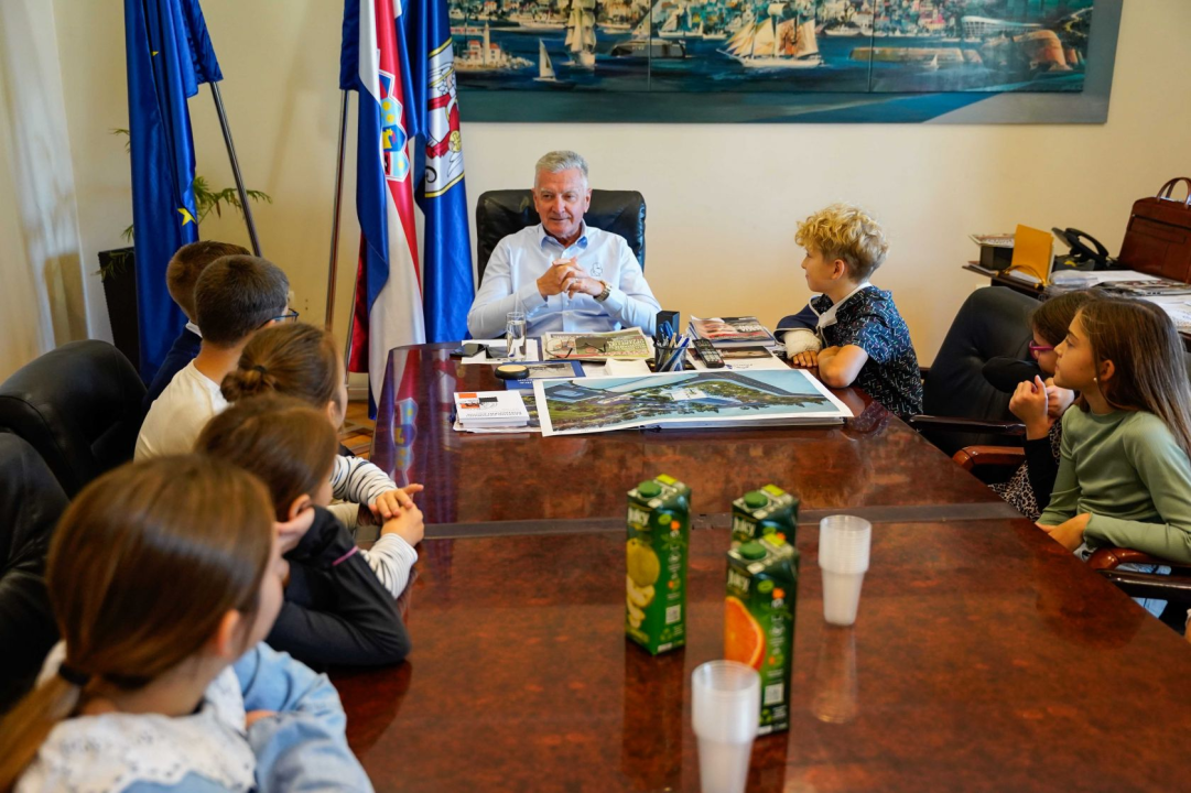 Četvrtaši učiteljice Ivane Guberina posjetili gradonačelnika Burića. Evo što su ga pitali