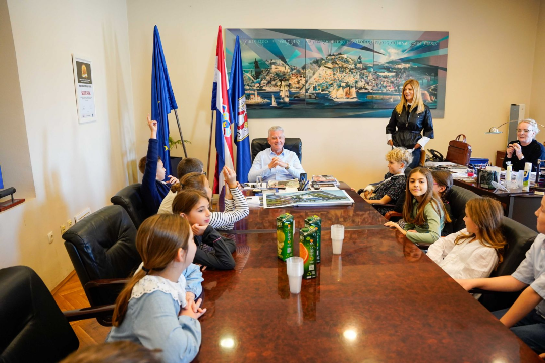 Četvrtaši učiteljice Ivane Guberina posjetili gradonačelnika Burića. Evo što su ga pitali