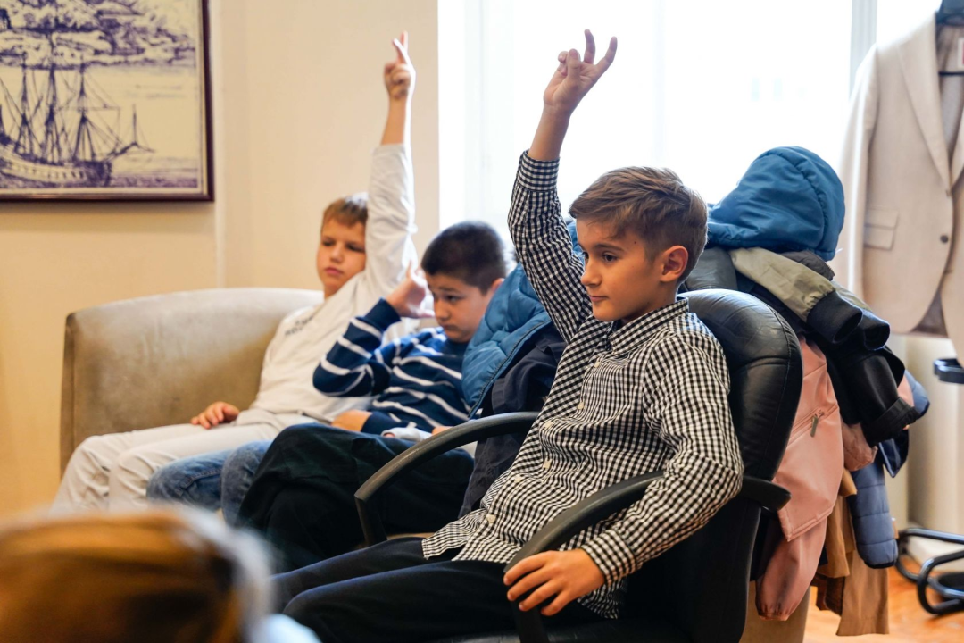 Četvrtaši učiteljice Ivane Guberina posjetili gradonačelnika Burića. Evo što su ga pitali