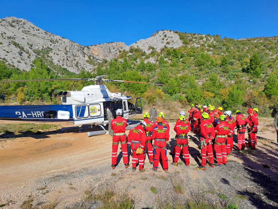 Šibenski HGSS-ovci na obuci helikopterskog spašavanja 