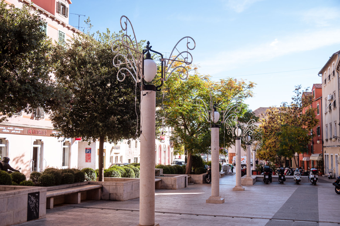 Božićni ukrasi postavljeni po Šibeniku: Još ne svijetle, ali podsjećaju da su blagdani sve bliže