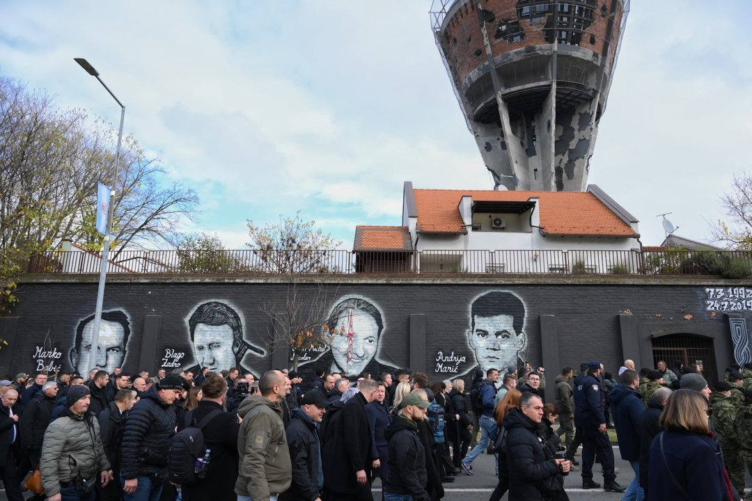 Nenad Tisaj odao počast vukovarskim žrtvama u Koloni sjećanja