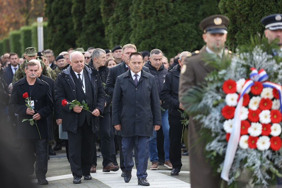 Nenad Tisaj odao počast vukovarskim žrtvama u Koloni sjećanja