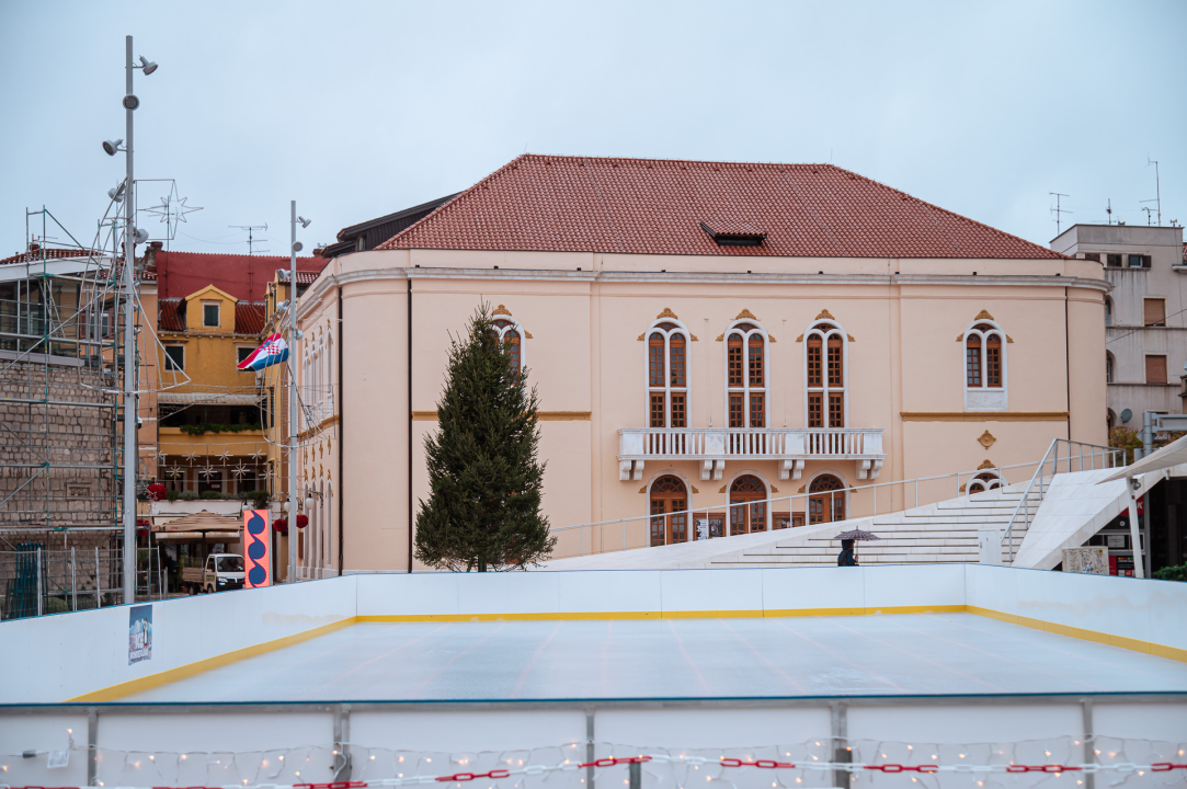 Blagdansko ukrašavanje pri kraju: Na Poljanu uz 'Vitićevo more' postavljena tradicionalna božićna jelka 