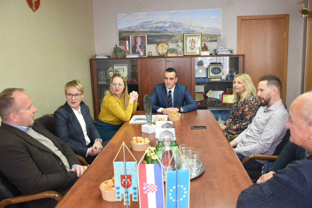 Dobitnicima hrvatske turističke nagrade uručeni prigodni pokloni