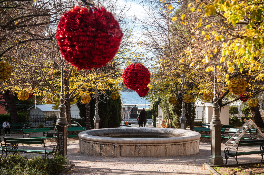 Šibenčani uživali na sunčanoj Poljani: Klizalište otvorilo svoja vrata, kućice i pozornica stigli u park