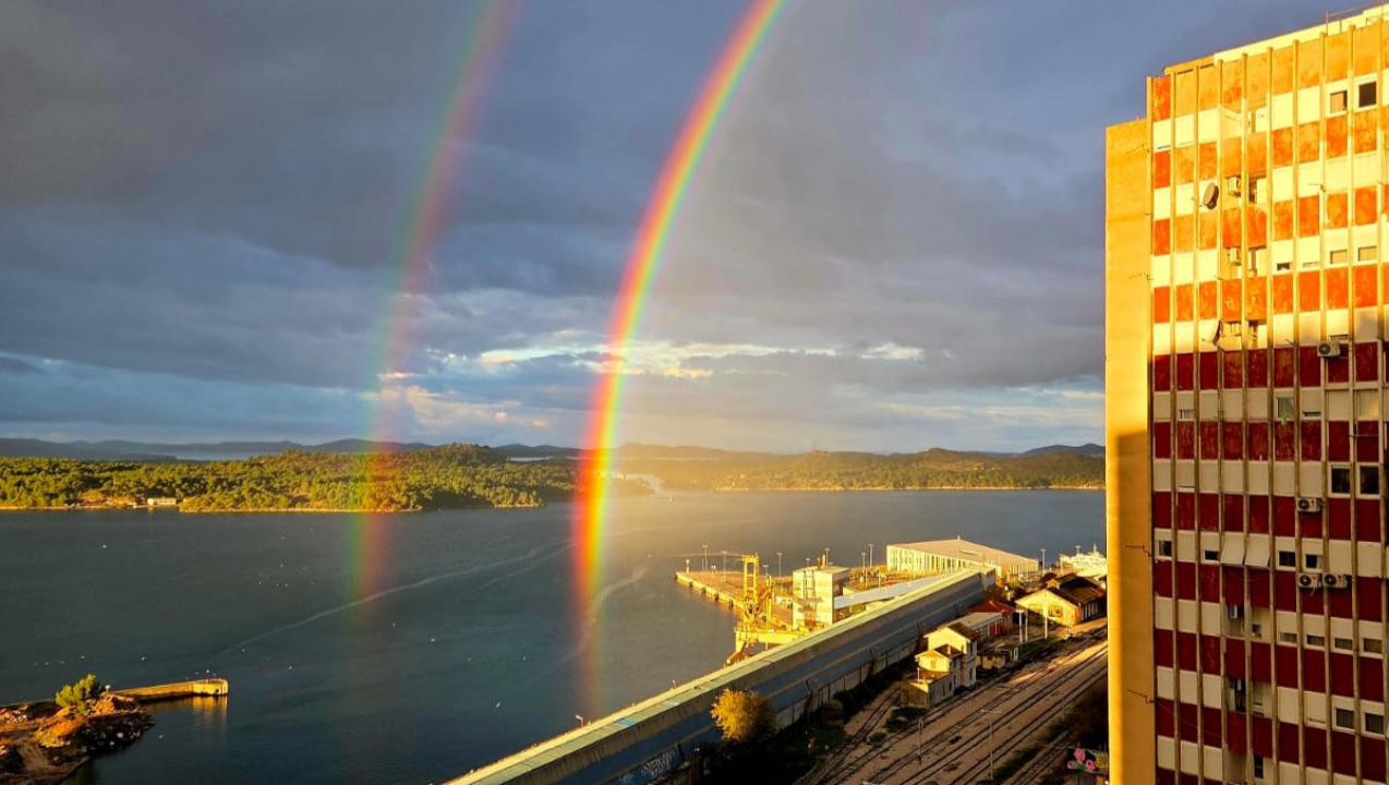 Čarolija nad Šibenikom: Nakon kiše zasjala spektakularna dvostruka duga