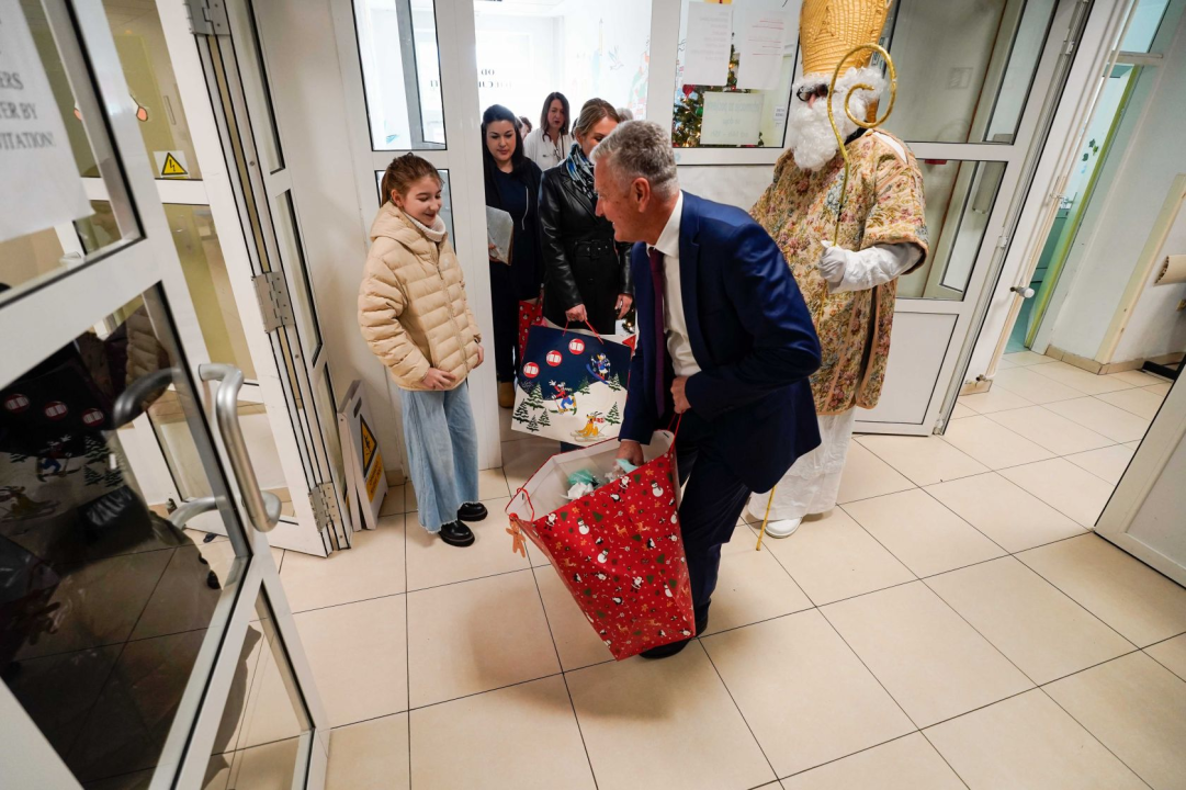 Gradonačelnik Burić u pratnji sv. Nikole obišao Odjel pedijatrije i razveselio mališane