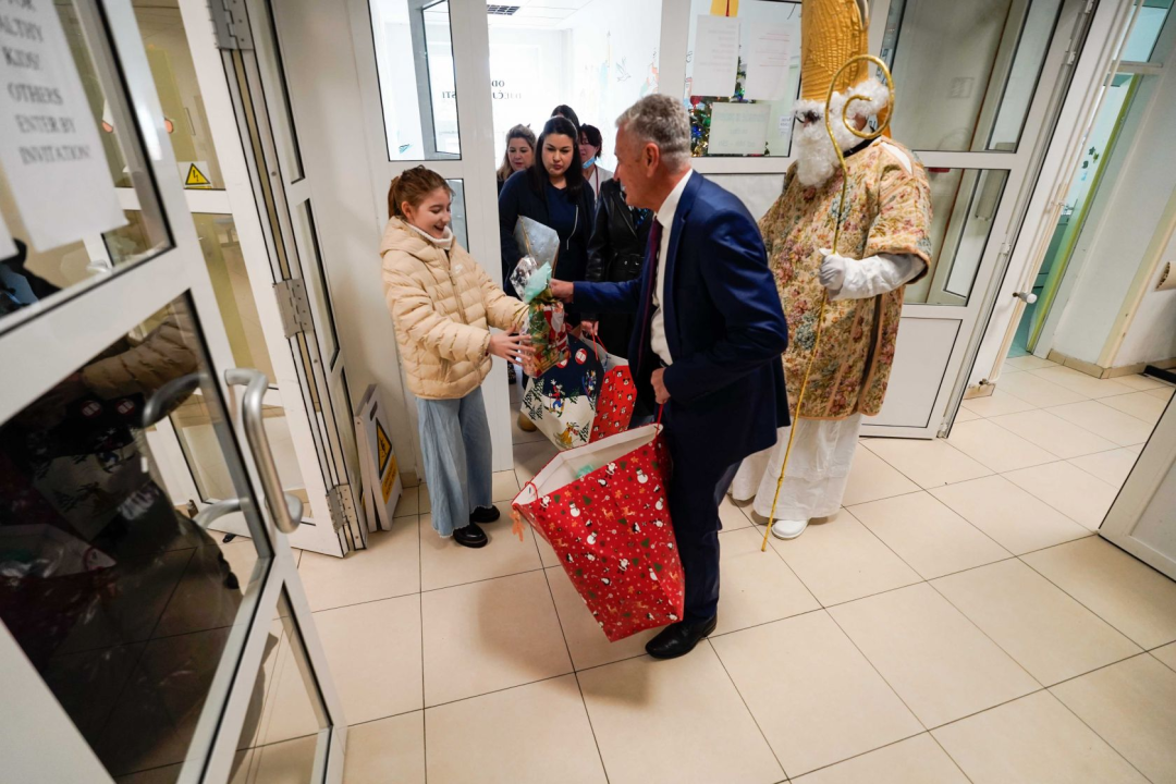 Gradonačelnik Burić u pratnji sv. Nikole obišao Odjel pedijatrije i razveselio mališane