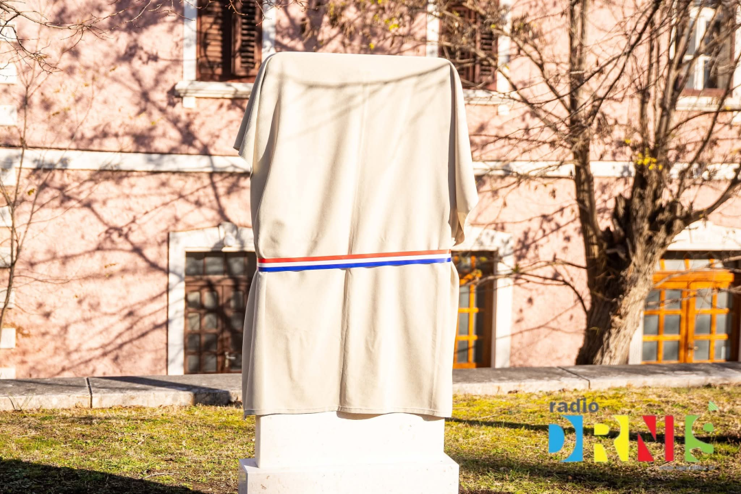 Drniš obilježio 1100 godina Hrvatskoga Kraljevstva postavljanjem spomen ploče