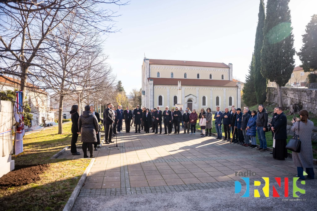 Drniš obilježio 1100 godina Hrvatskoga Kraljevstva postavljanjem spomen ploče