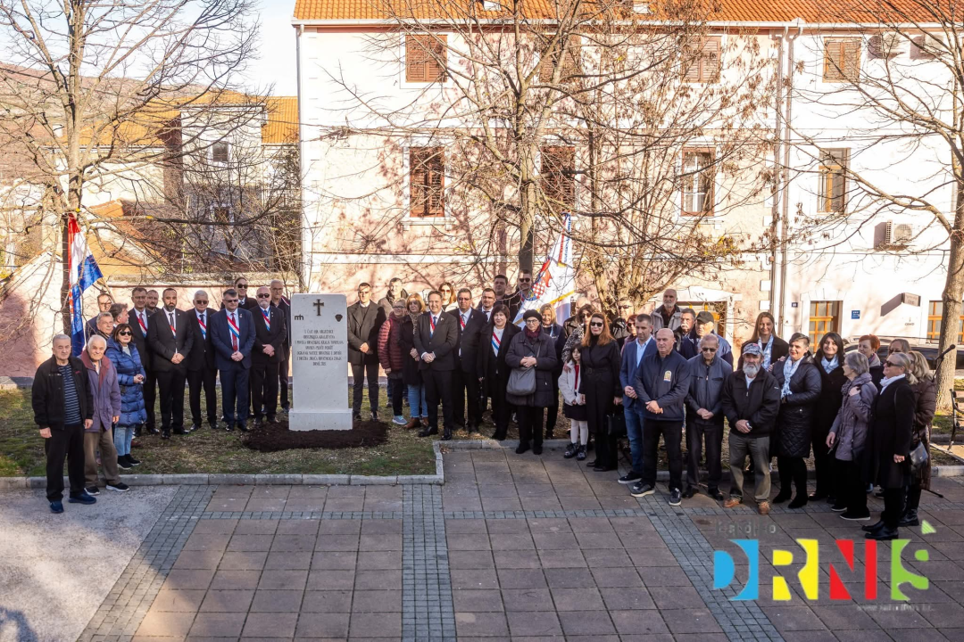 Drniš obilježio 1100 godina Hrvatskoga Kraljevstva postavljanjem spomen ploče