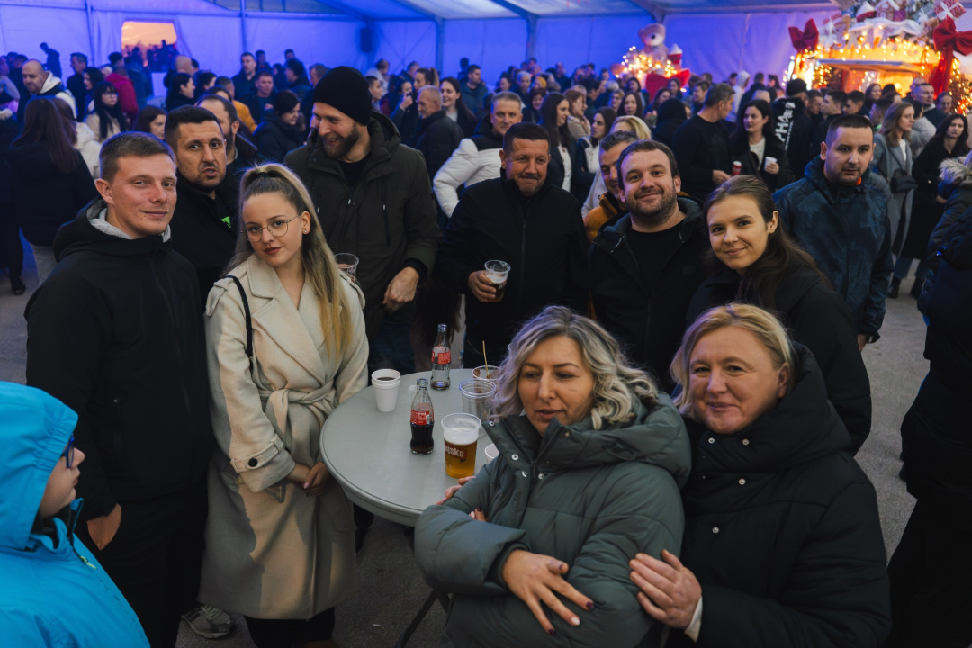 Otvoren Kraljevski advent u Kninu: Peki oduševio publiku, najmlađi uživali na klizalištu