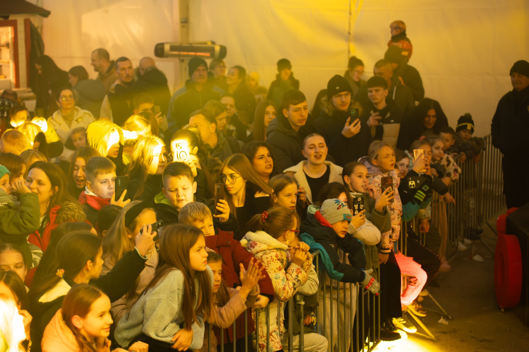 Otvoren Kraljevski advent u Kninu: Peki oduševio publiku, najmlađi uživali na klizalištu