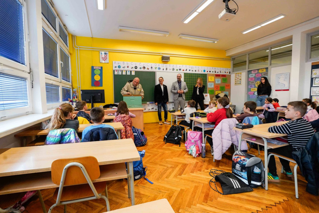 Školski medni dan u Šibeniku: Danijel Mileta prvašićima podijelio med lokalnog proizvođača