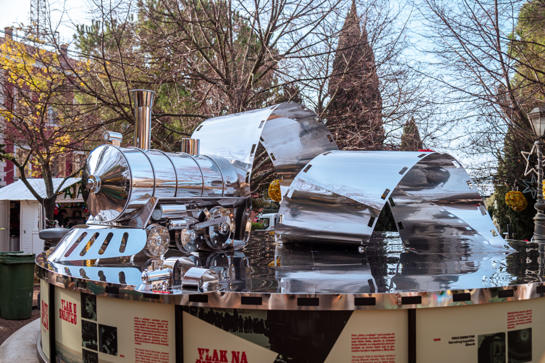 Skulptura 'Vlaka u snijegu' u Parku kao posveta najljepšoj uspomeni djetinjstva i Šibenčaninu Mati Relji 