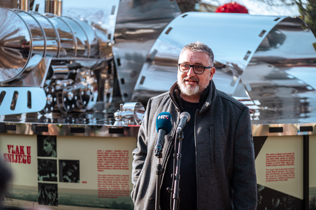 Skulptura 'Vlaka u snijegu' u Parku kao posveta najljepšoj uspomeni djetinjstva i Šibenčaninu Mati Relji 