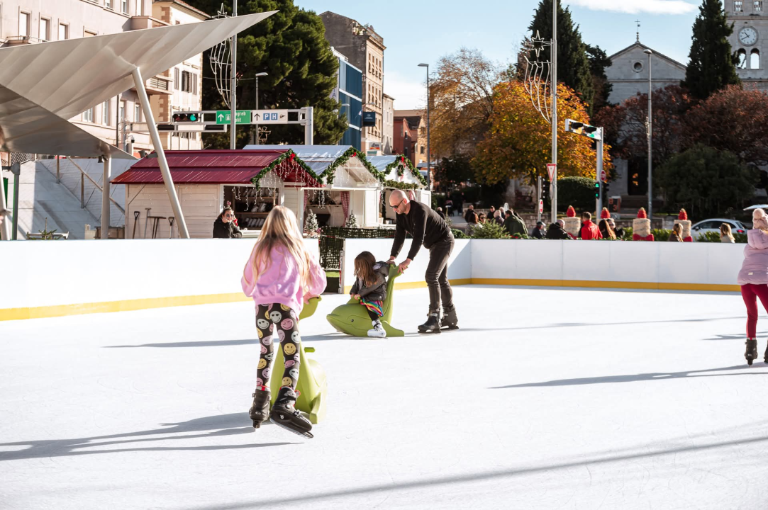 Ledena čarolija na Poljani: Šibenčani svih generacija uživaju u klizanju na Vitićevom moru