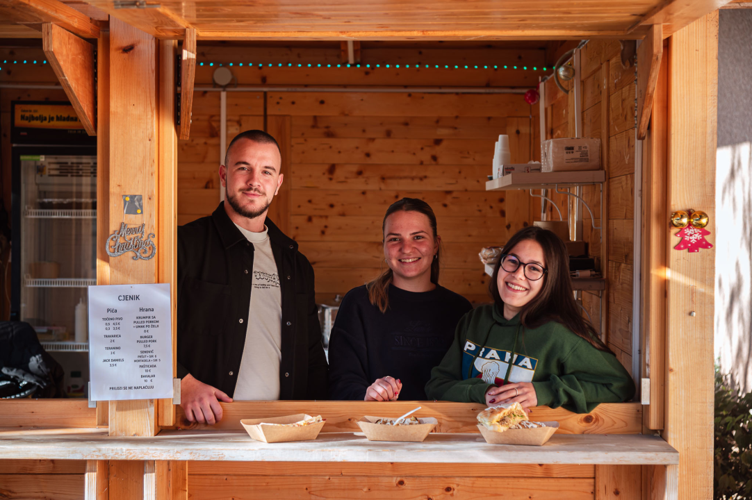 FOTO Novi šibenski street food: Broot Al’ No.1 donosi gotova jela, slasne sendviče i svjetski hit – spud bud krumpir! 