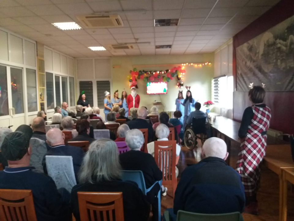 Učenici Medicinske škole razveselili štićenike Cvjetnog doma zabavnim božićnim programom