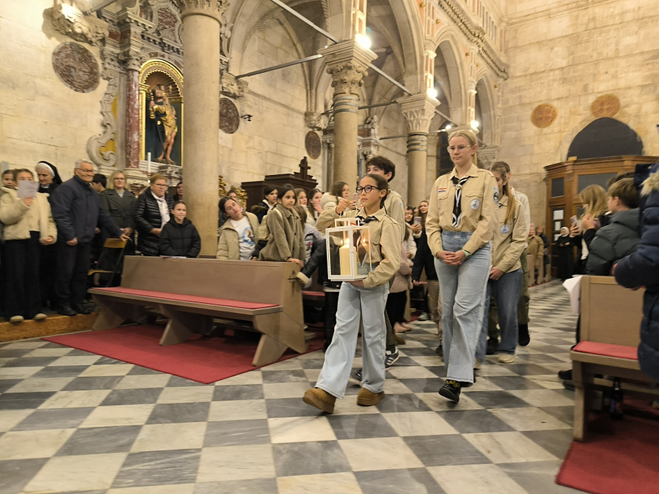 Betlehemsko svjetloobasjalo šibensku Katedralu: Skauti i dječji zborovi u srcu adventa