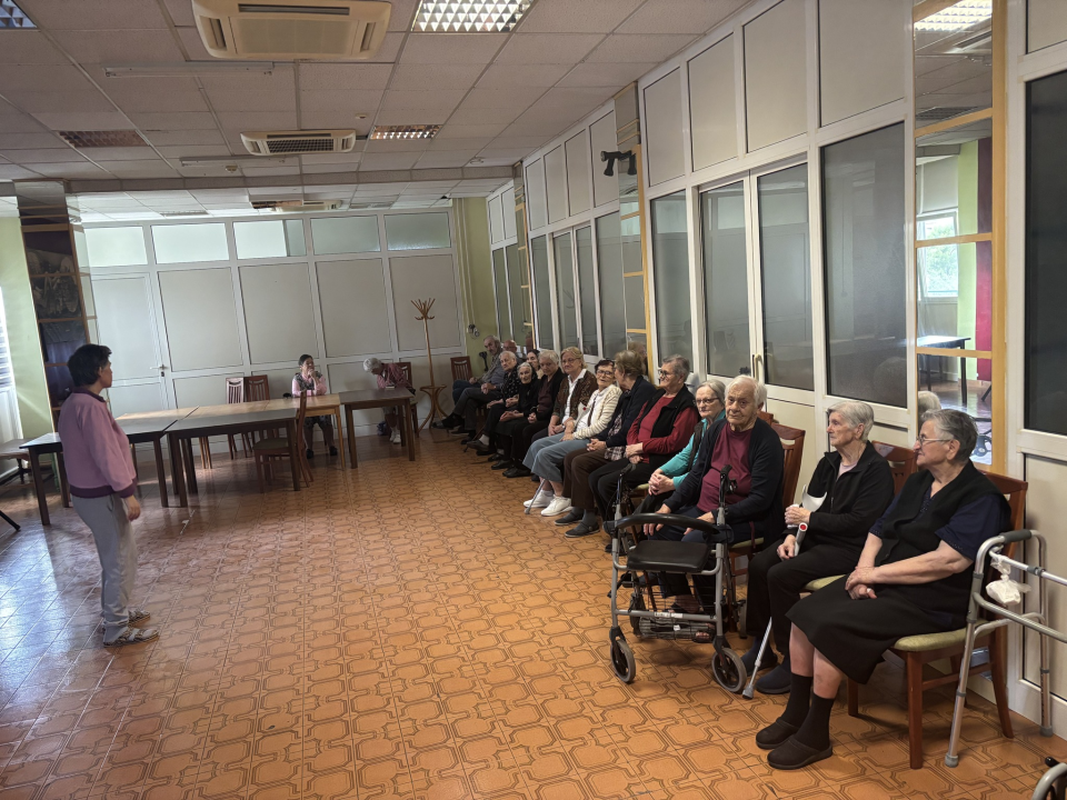 Učenici Medicinske škole razveselili štićenike Cvjetnog doma zabavnim božićnim programom