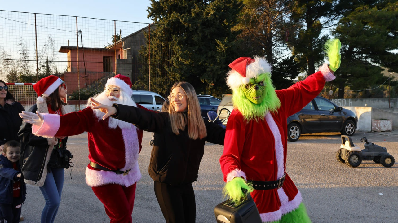 Djed Božićnjak razveselio djecu u Tisnom, Jezerima i Betini, a u Dubravi kod Tisnog Grinch pokušao 'pomutiti planove'