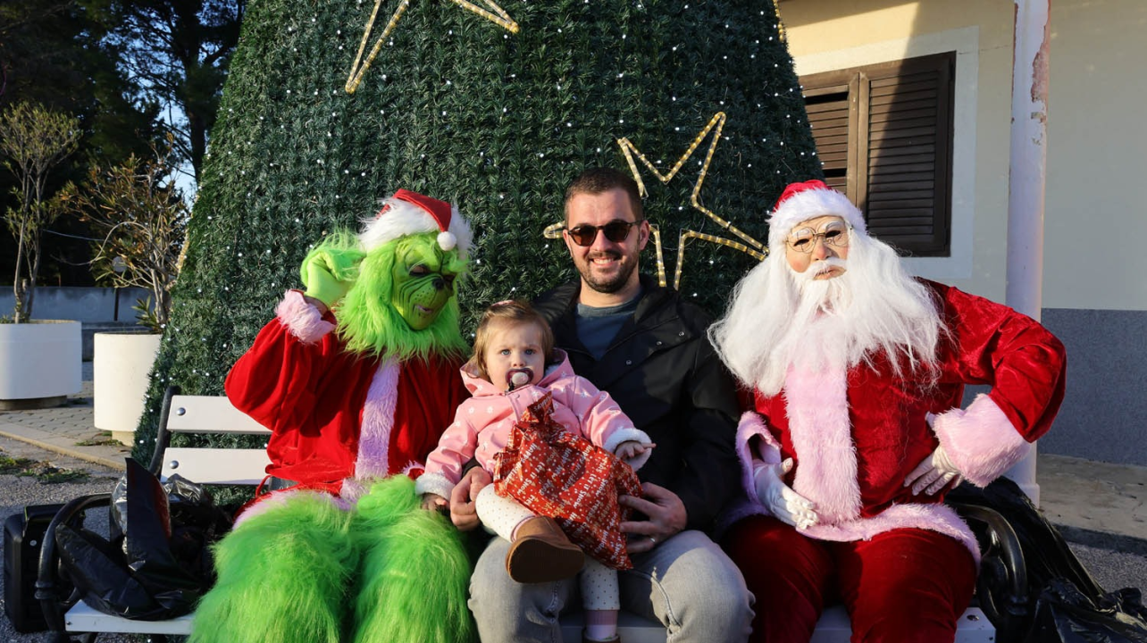 Djed Božićnjak razveselio djecu u Tisnom, Jezerima i Betini, a u Dubravi kod Tisnog Grinch pokušao 'pomutiti planove'