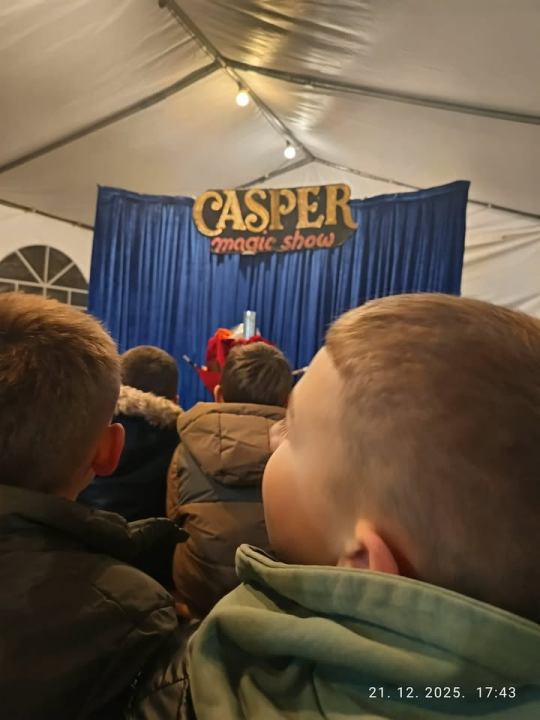 Djed Božićnjak razveselio djecu u Tisnom, Jezerima i Betini, a u Dubravi kod Tisnog Grinch pokušao 'pomutiti planove'