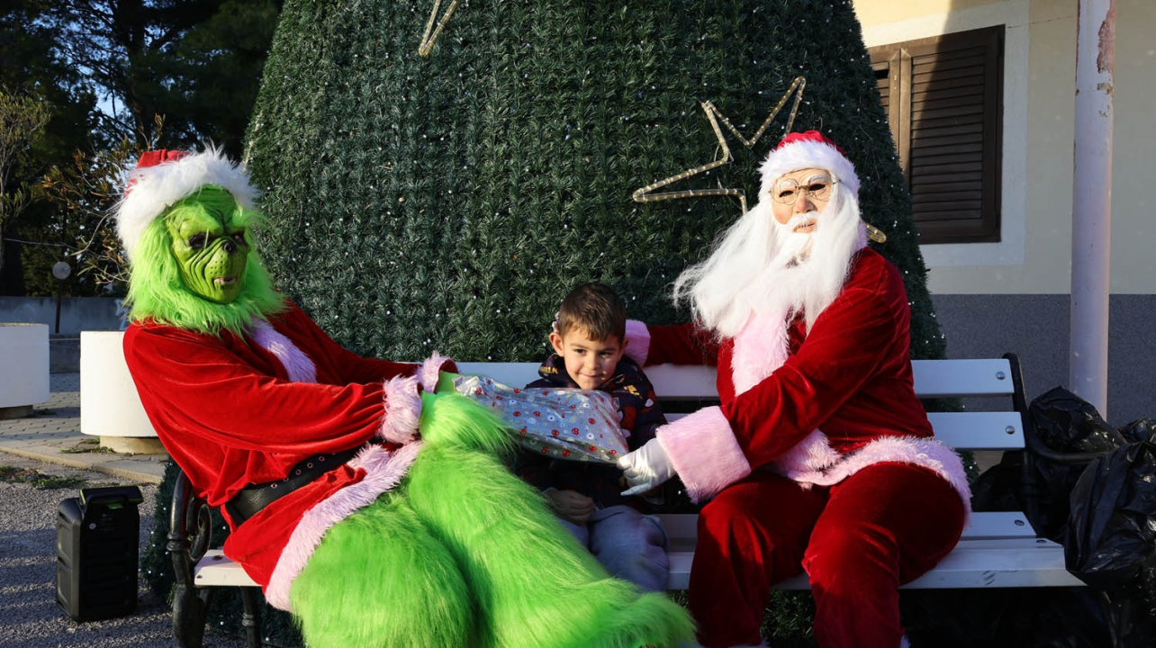 Djed Božićnjak razveselio djecu u Tisnom, Jezerima i Betini, a u Dubravi kod Tisnog Grinch pokušao 'pomutiti planove'
