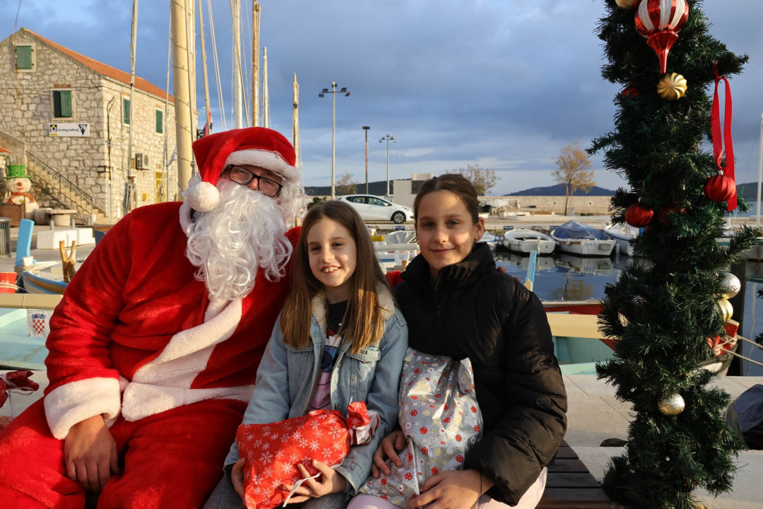 Djed Božićnjak razveselio djecu u Tisnom, Jezerima i Betini, a u Dubravi kod Tisnog Grinch pokušao 'pomutiti planove'