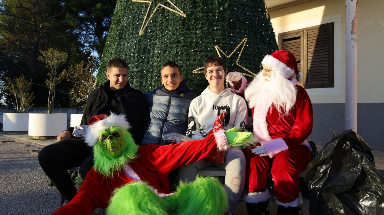 Djed Božićnjak razveselio djecu u Tisnom, Jezerima i Betini, a u Dubravi kod Tisnog Grinch pokušao 'pomutiti planove'