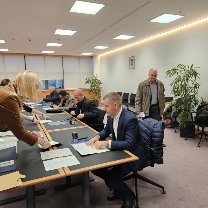Gradonačelnik Drniša u Zagrebu potpisao ugovor za projekt 'Zaplivaj kroz znanje i kulturu'