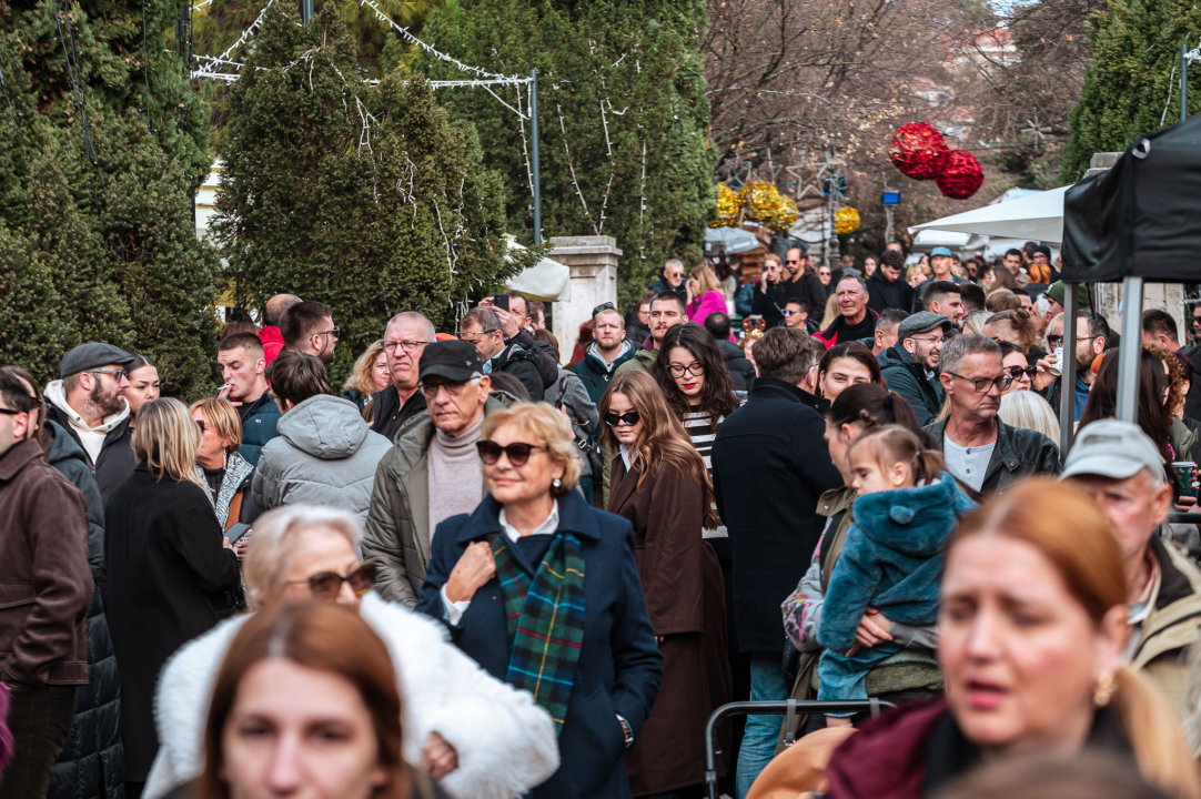Badnjak u Šibeniku i ove godine uz savršeni soundtrack: Fenixi zapalili park