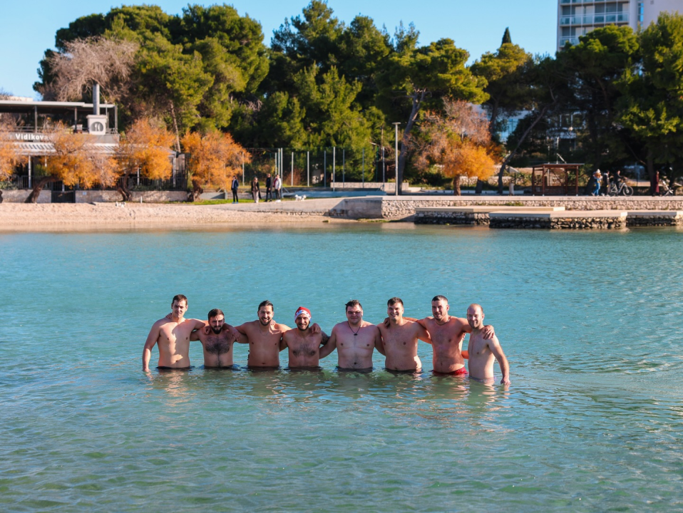 Vodičani danas nastavili tradiciju u bacili se u more na božićnom kupanju