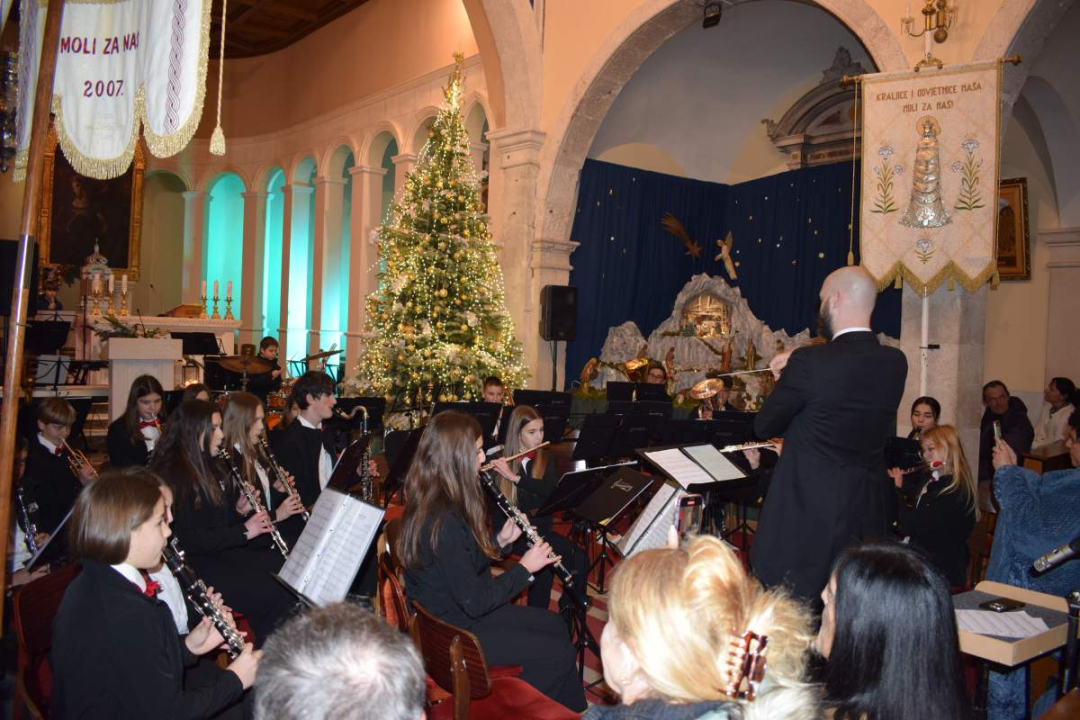 Koncert Puhačkog orkestra Primošten oduševio publiku
