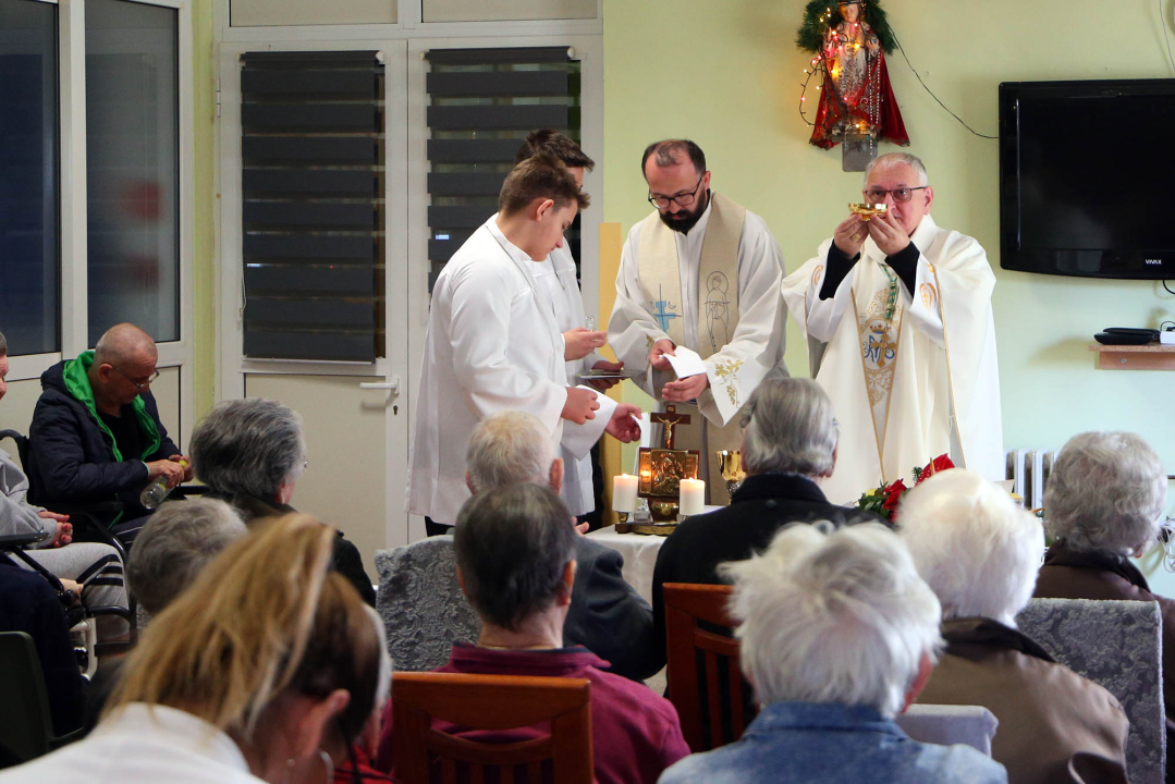 Biskup Tomislav Rogić održao misu za štićenike Cvjetnog doma