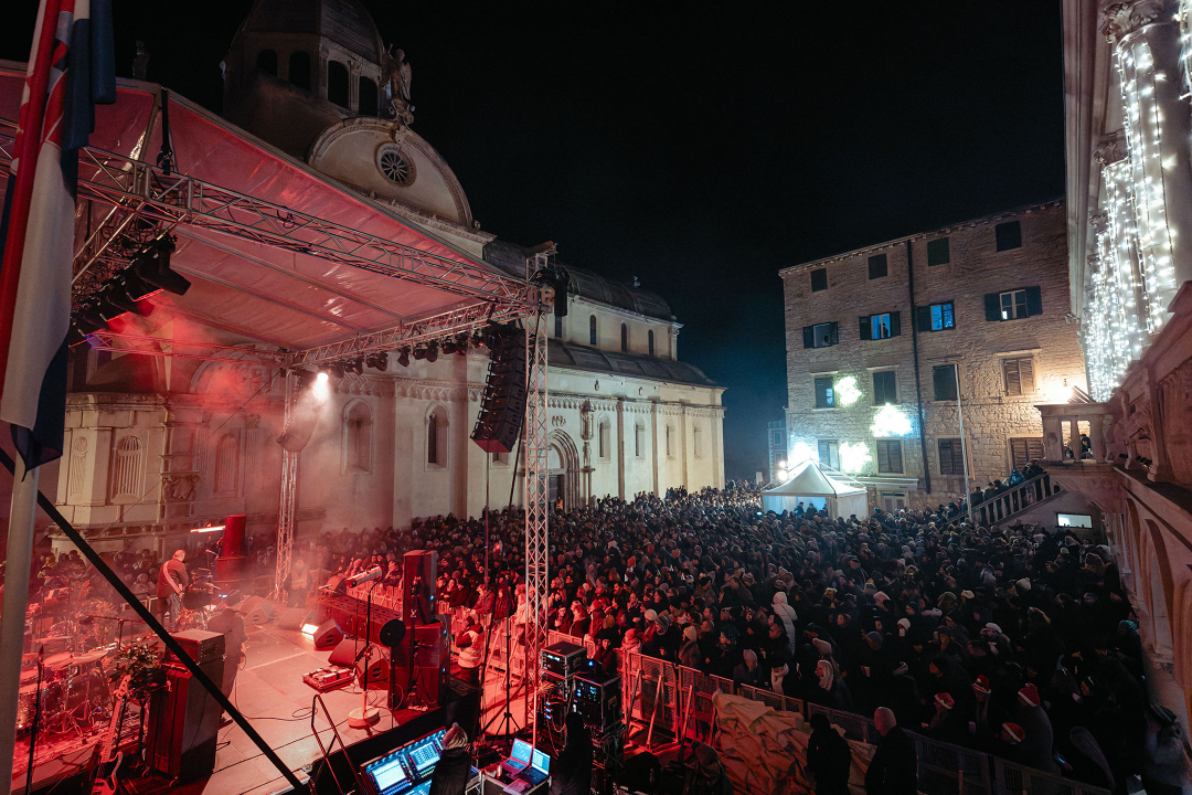 FOTO Šibenčani i gosti guštali u najluđoj noći na nekoliko lokacija, nije ih omela ni hladnoća