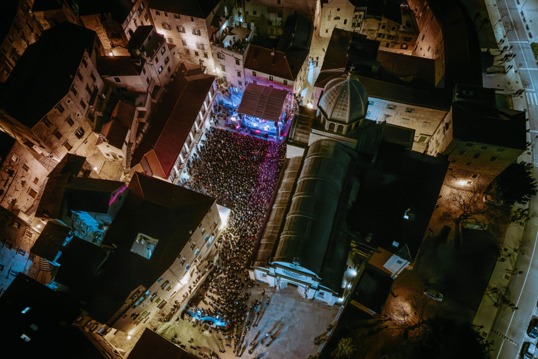 FOTO Šibenčani i gosti guštali u najluđoj noći na nekoliko lokacija, nije ih omela ni hladnoća