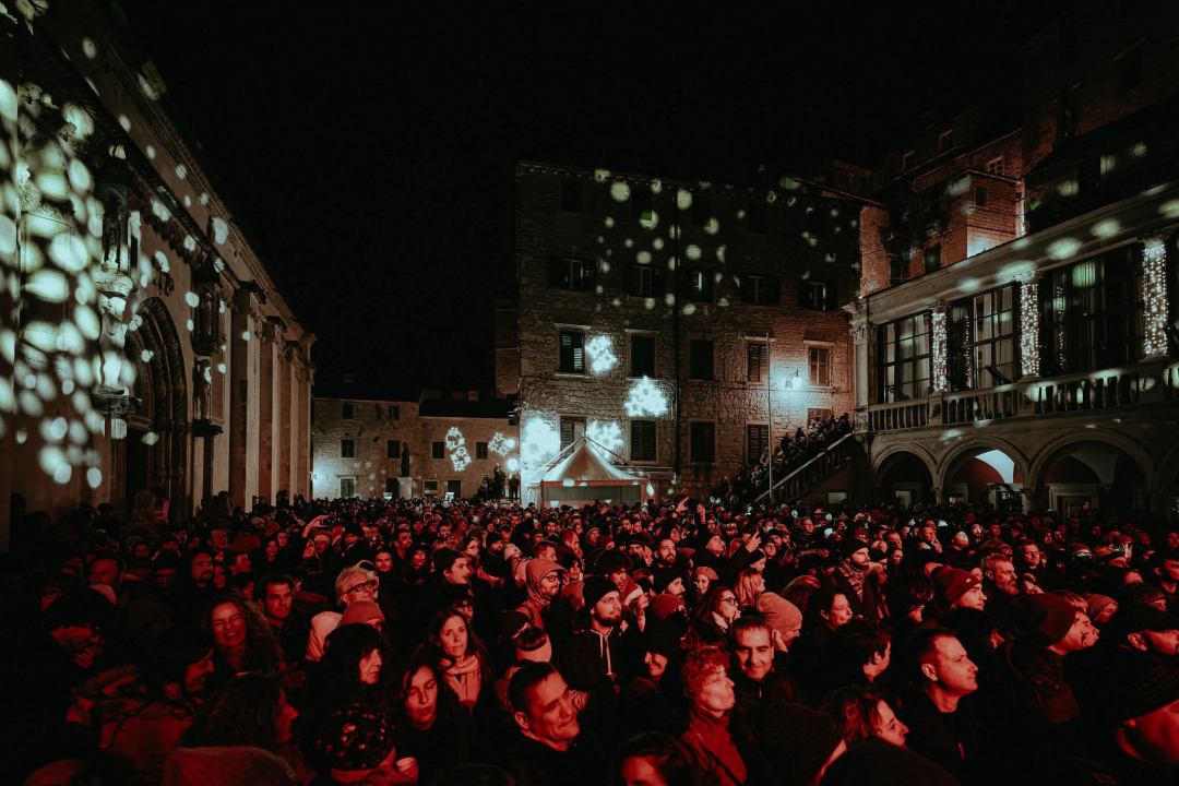 FOTO Šibenčani i gosti guštali u najluđoj noći na nekoliko lokacija, nije ih omela ni hladnoća
